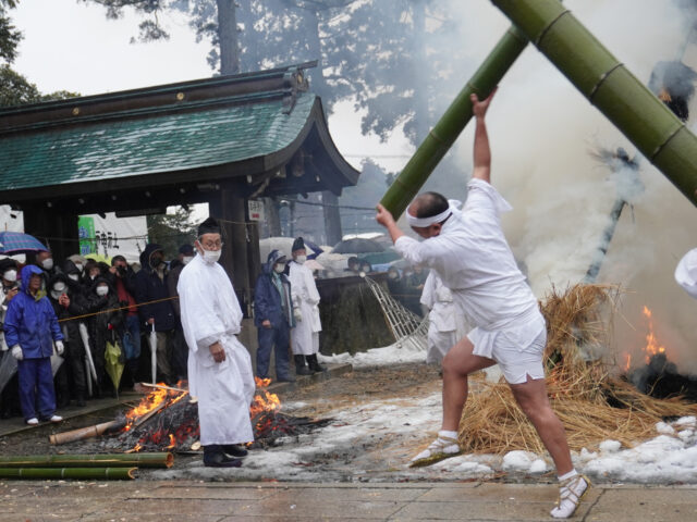 菅生石部神社竹割①