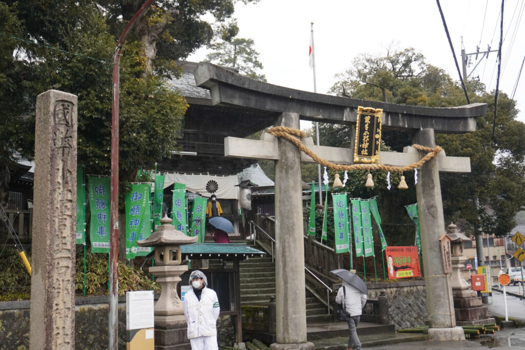 菅生石部神社の前