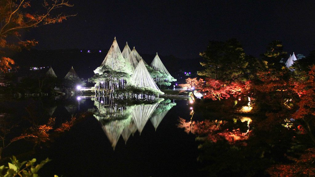 the fall light up at kenroku-en garden in Kanazawa