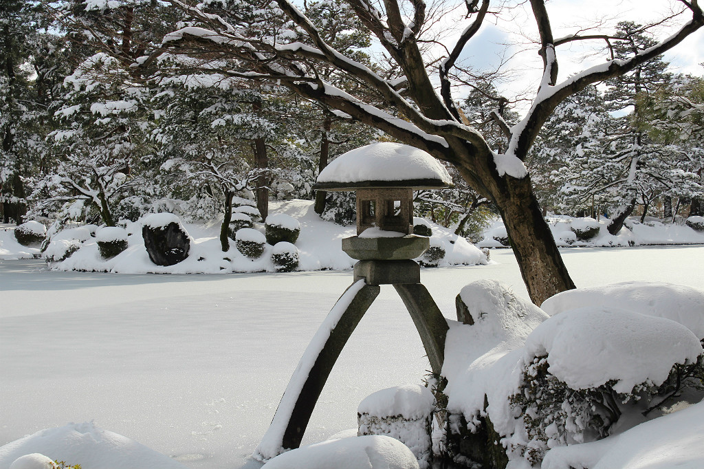 The Kotoji Toro stone lantern at Kenroku-en in Winter
