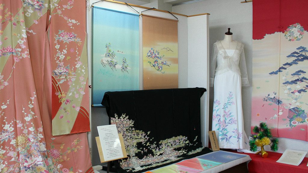 The Kaga-yuzen Hall in Nagamachi, Kanazawa features the local style of kimono fabric in traditional and modern uses.