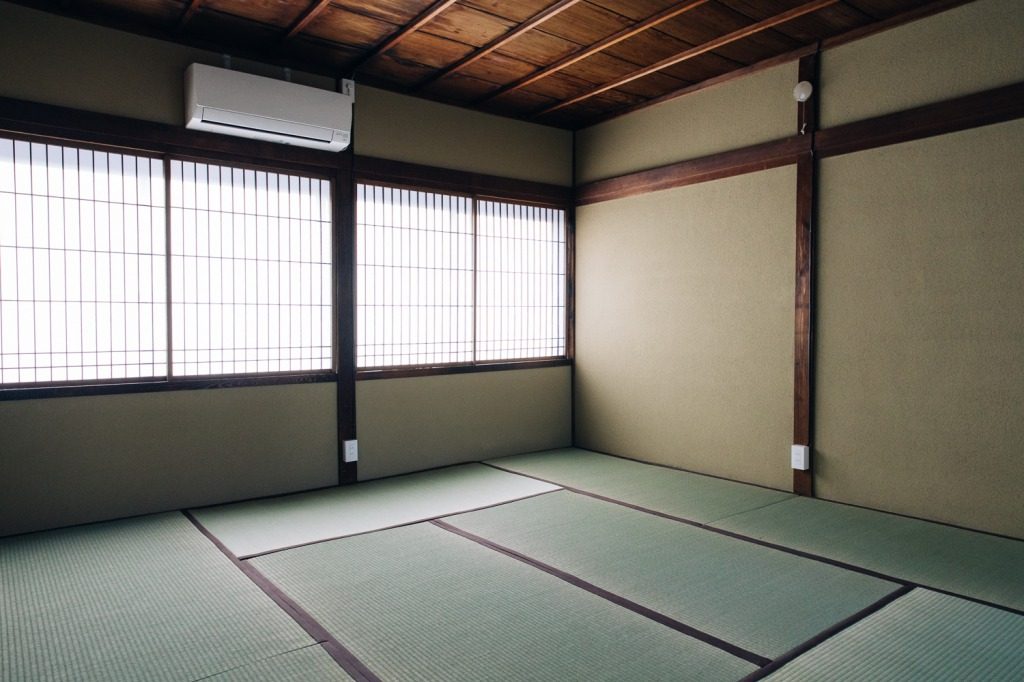 Tatami straw mats keep the floor of the machiya soft and cool