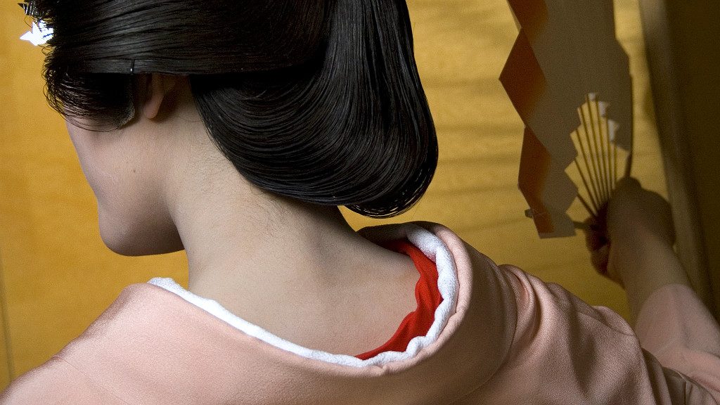 close up of a geisha's neck and wig (Kanazawa City Official photo)