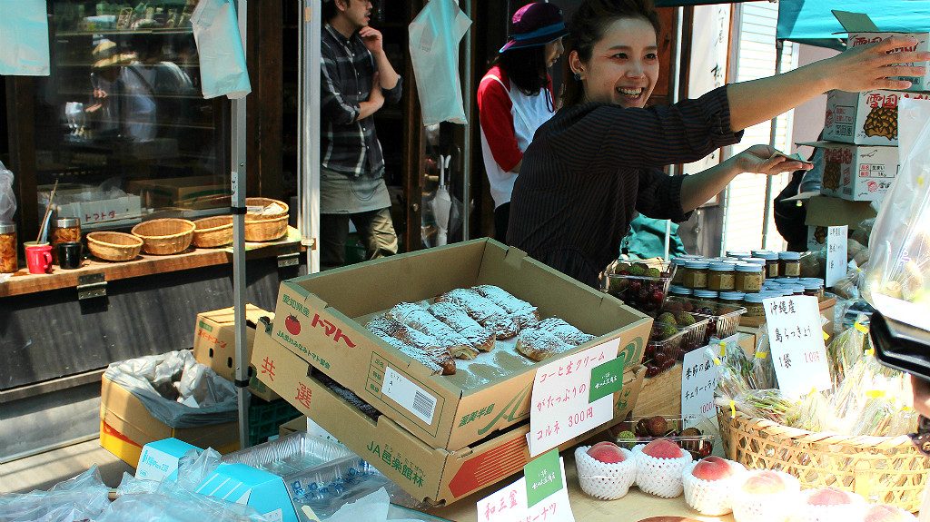 In addition to coffee, many booths offer fresh fruits, vegetables, and baked and jarred goods.