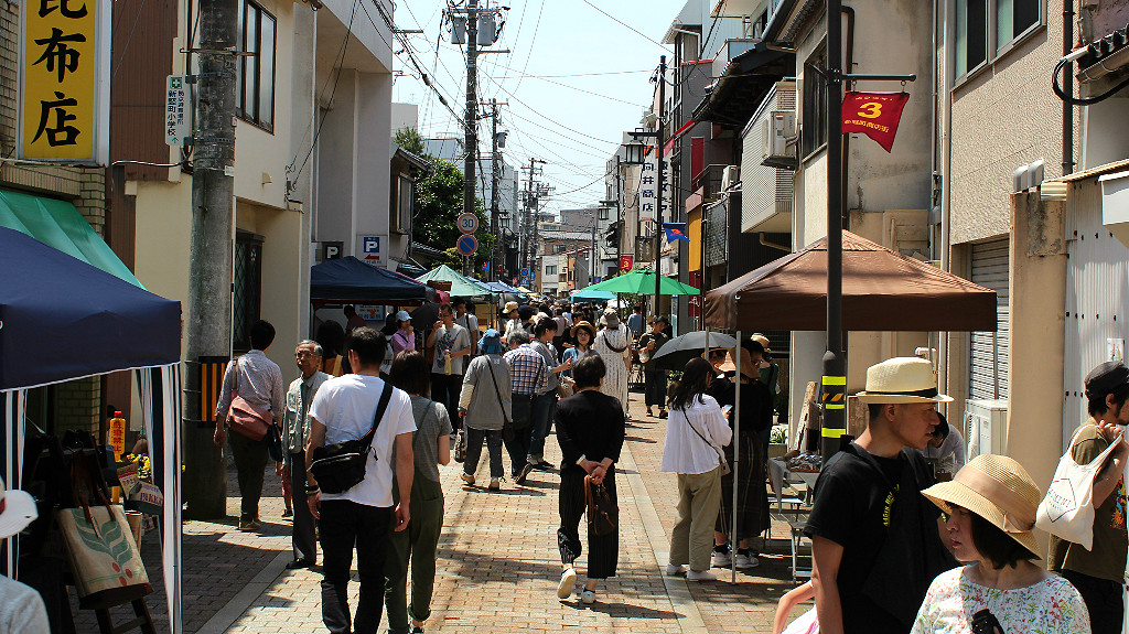 Shin Tatemachi Street becomes busy with fair visitors during the Coffee Campaign