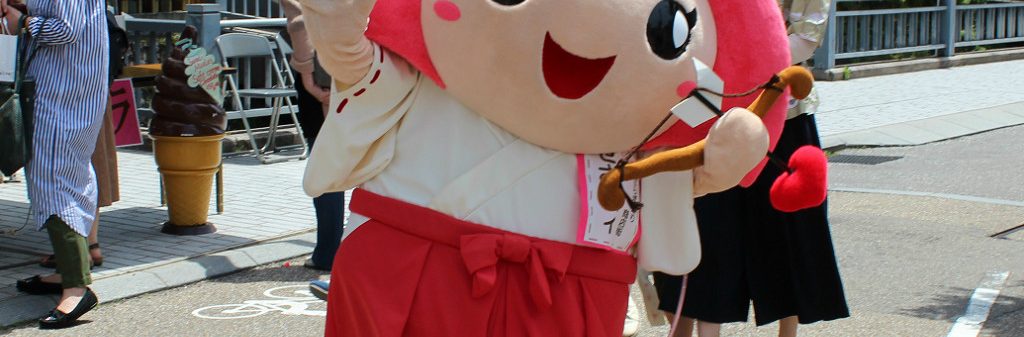 Sesami-zou, a miko mascot, herself symbolizes luck in love.