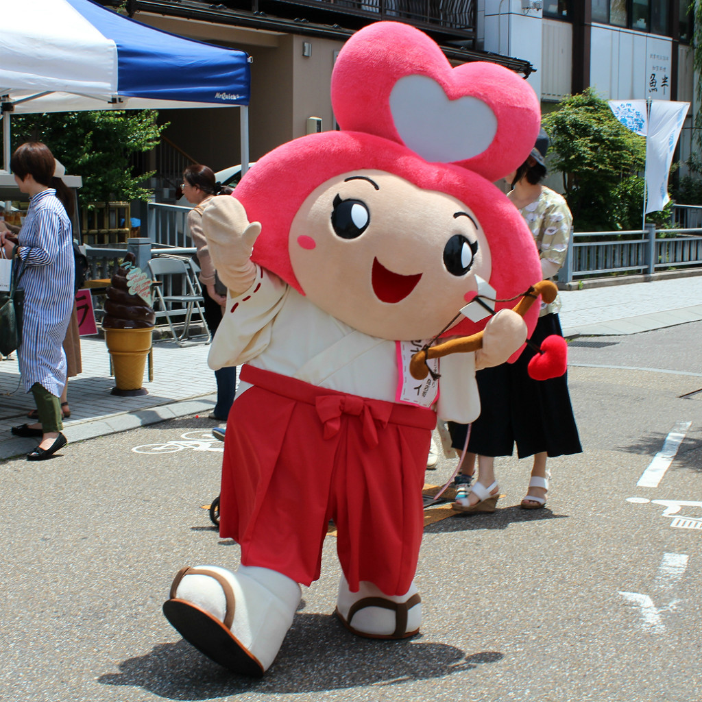 Sesami-zou, a miko mascot, herself symbolizes luck in love.