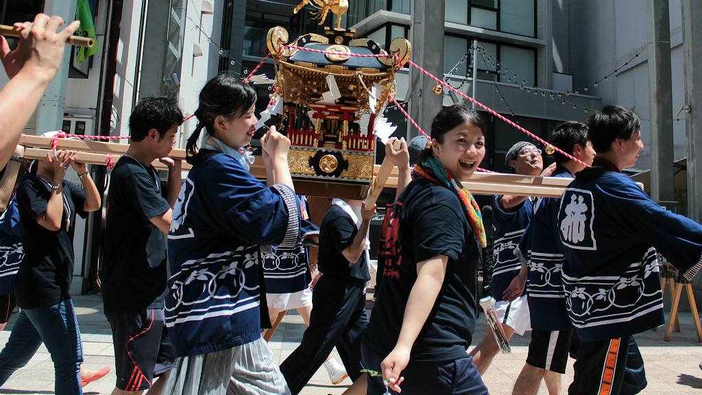 Mikoshi Shrine passing in front of Kaname Inn Tatemachi in Kanazawa