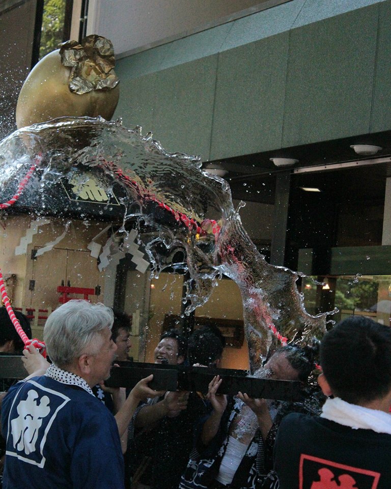 Mikoshi sprayed with water in Kanazawa