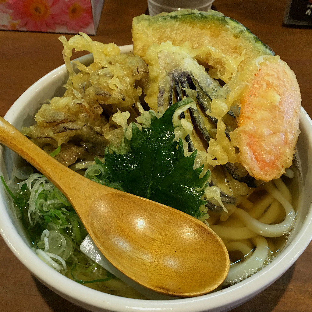 Thick noodle ramen bowl with tempura at Kota Seimen (photo by Aaron Mannino)