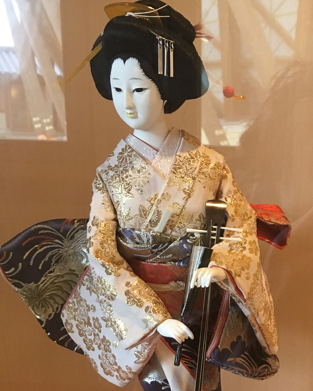 A sangen-playing geisha doll, by Aaron Mannino