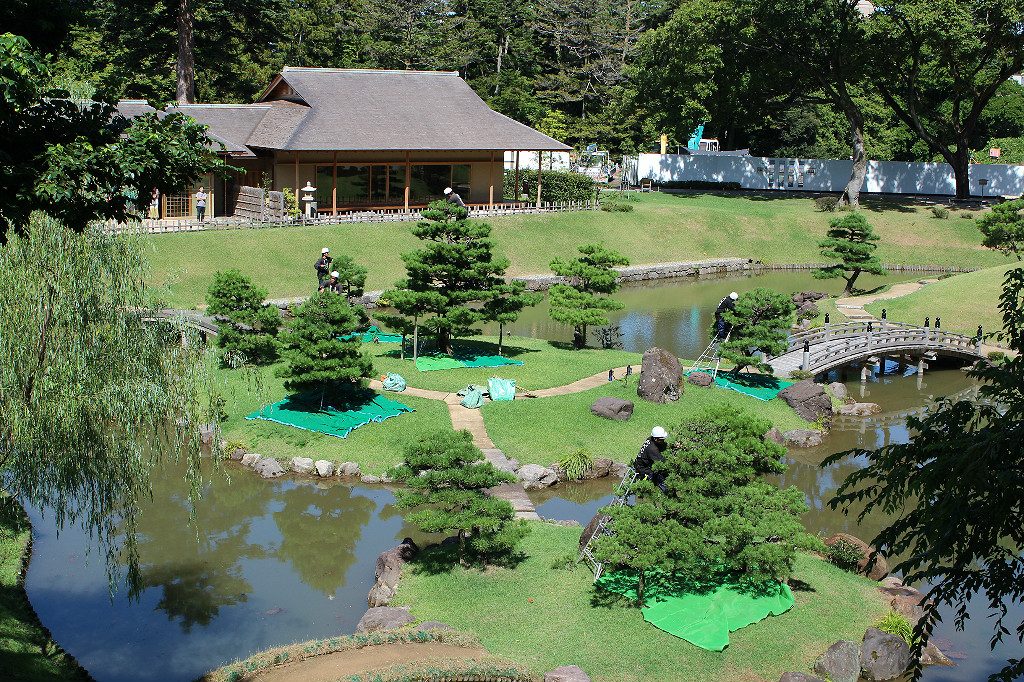 Gardeners tending to Gyokusen'inmaru