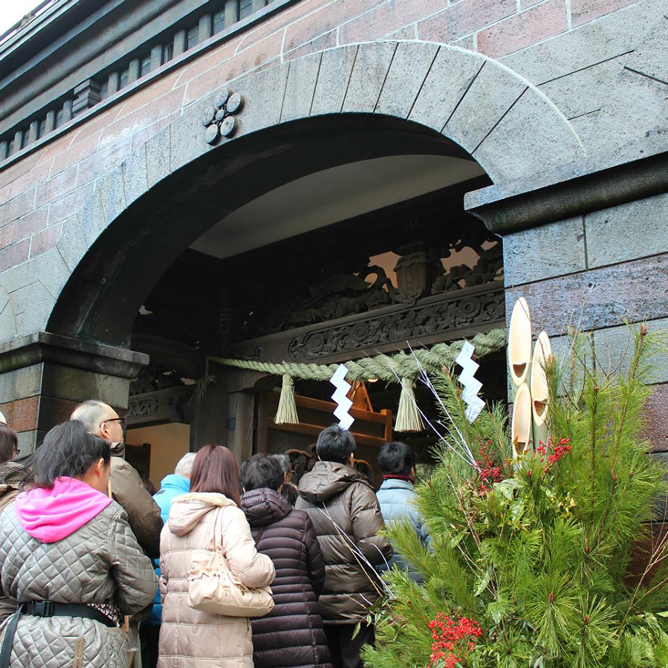 Entry to Oyama Shrine during Hatsumode, the New Year holiday