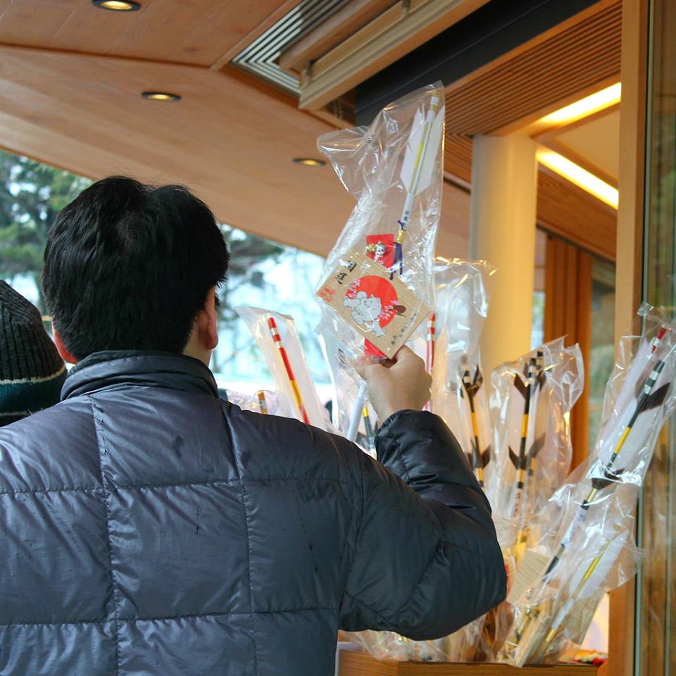 Selecting a hamaya at Oyama Shrine