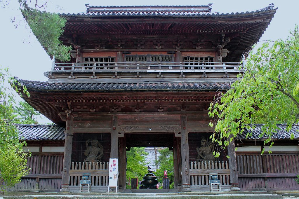 The front gate of Tentokuin Temple in Kanazawa