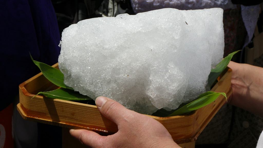 Hakusan Ice presented to shrine