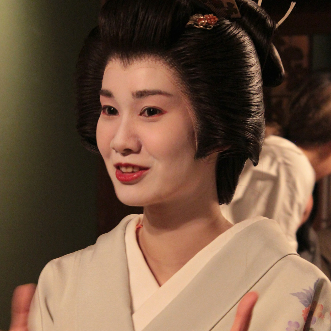 Kanazawa geisha chatting at a table with guests, at the In Kanazawa House performance event