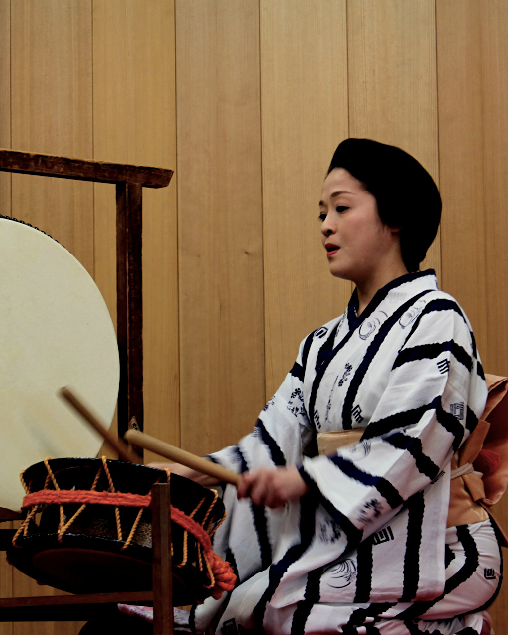 Kanazawa geisha practices taiko out of makeup