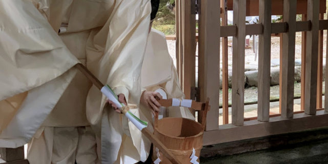 At the start of the Hyakumangoku Festival, water is drawn from the sacred well at Kanazawa Shrine
