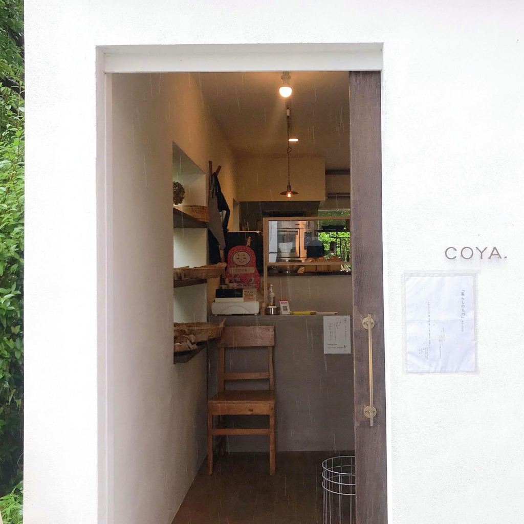 Coya bread shop entrance photo by Ayumi