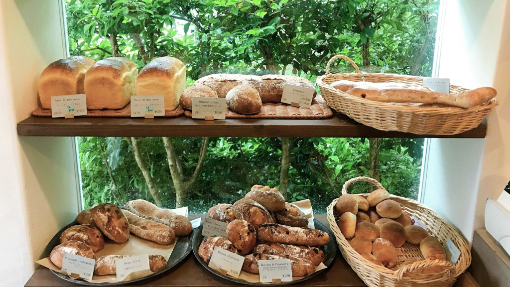 Window of a bread shop in Kanazawa, photo by Ayumi