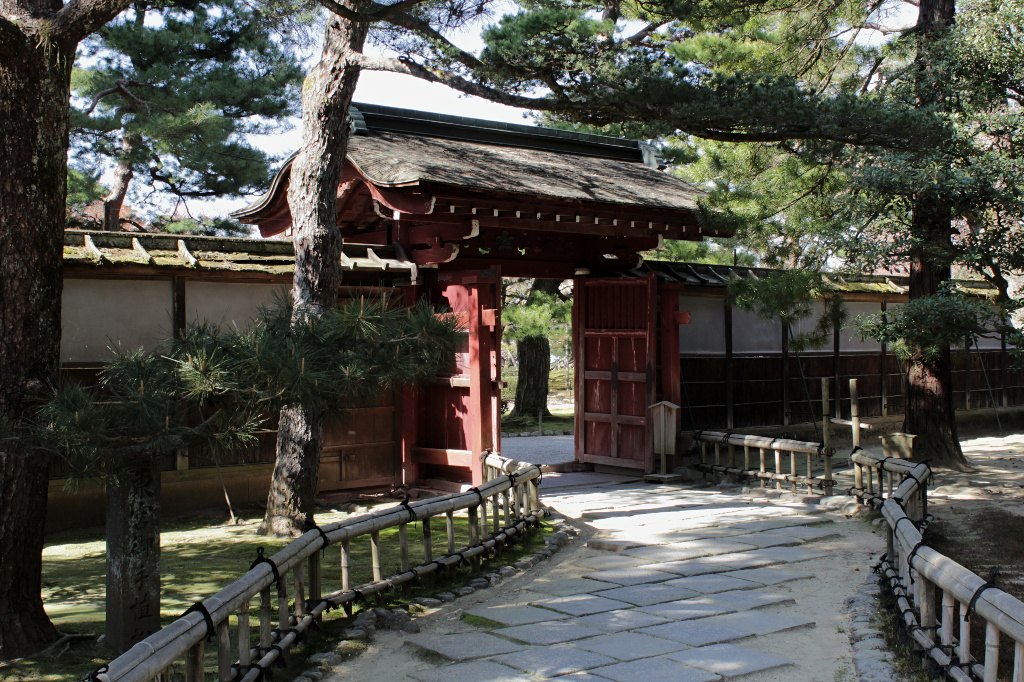 The path from Seisonkaku Villa to Kenrokuen Garden.