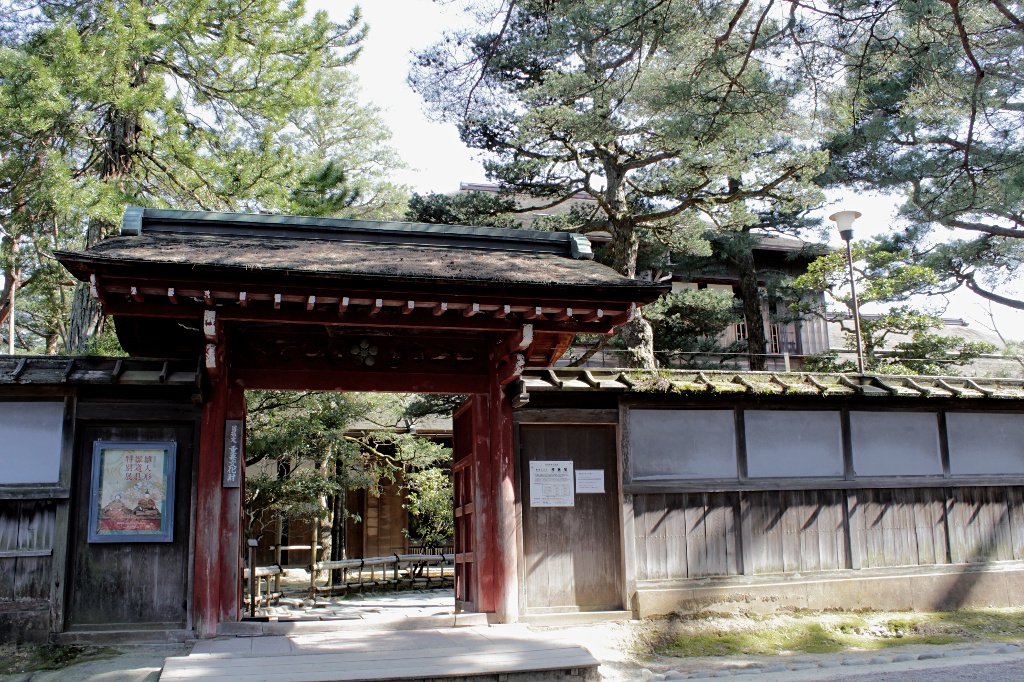 A palace hidden by pine trees, Seisonkaku is notable for the red gate facing Kenrokuen.