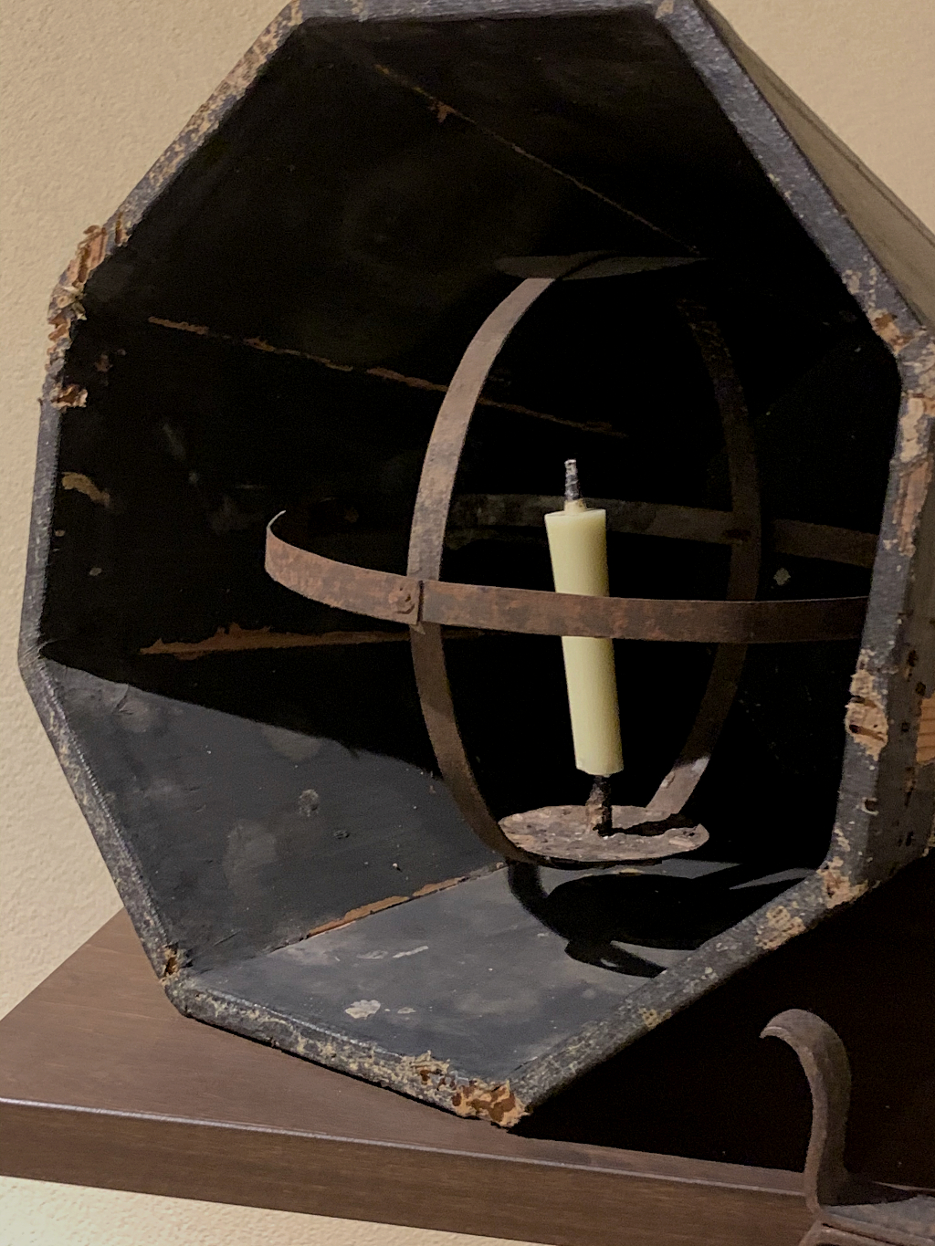 A cover-able candle balanced on a gyroscope