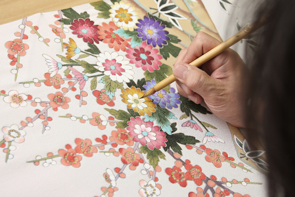 A Kaga-yuzen colorist painting a panel that will become part of a full kimono. Photo by Kanazawa City.