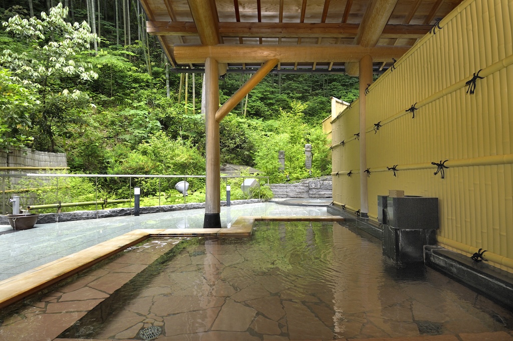 shallow outdoor onsen bath at Yuwaku Onsen, photo courtesy of the City of Kanazawa
