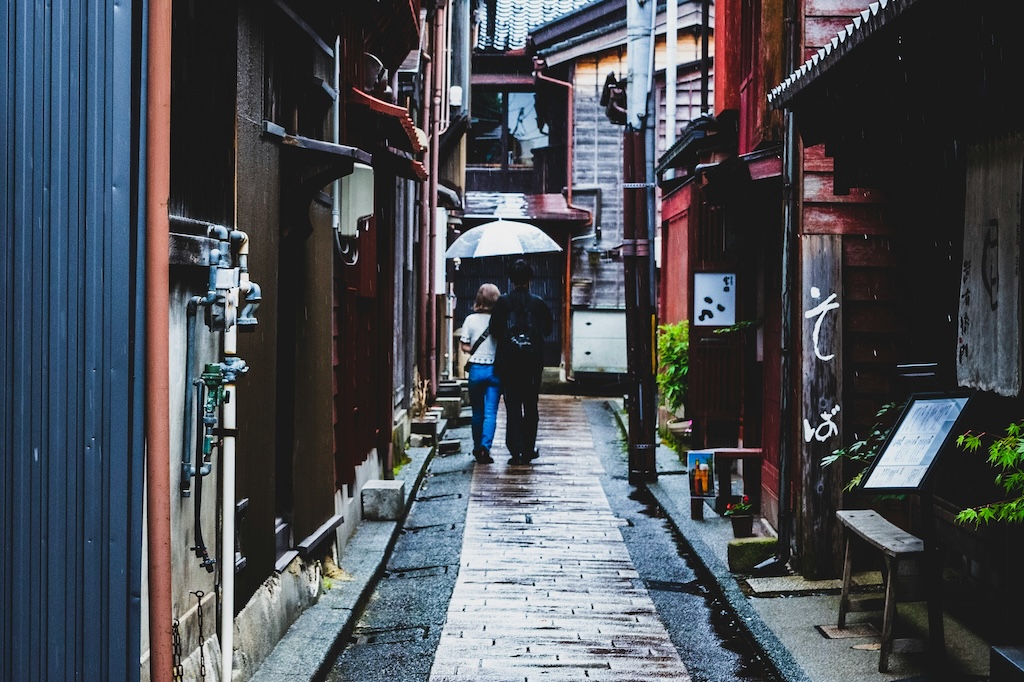 Couple with Umbrella in Higashi Chaya Geisha District, Kanazawa, photo by Kei Nakada of Upsplash