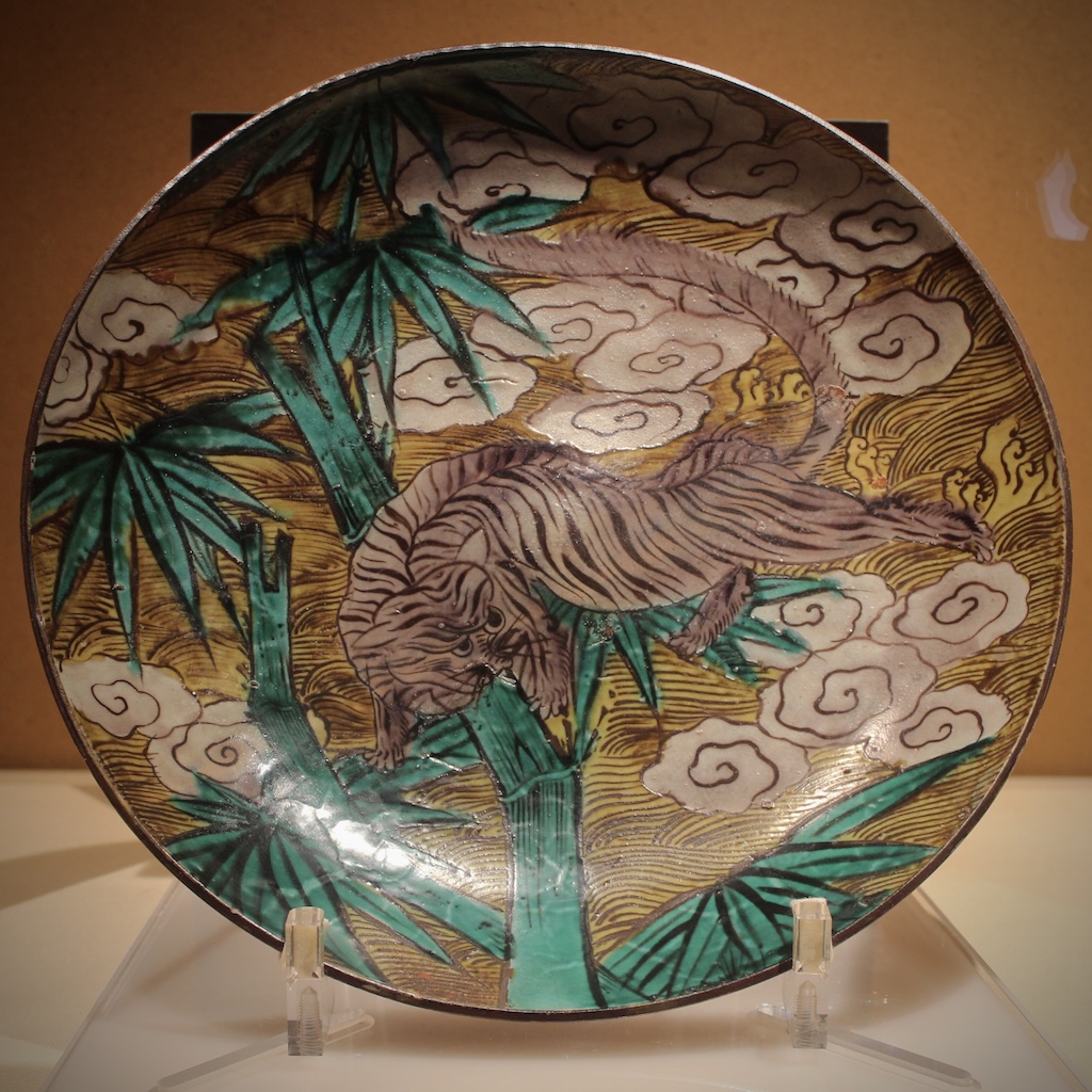"Flatbowl with Tiger Among Bamboo (竹虎図平鉢)", a Ko-Kutani piece available for viewing at the Kuntaniyaku Art Museum, Kaga