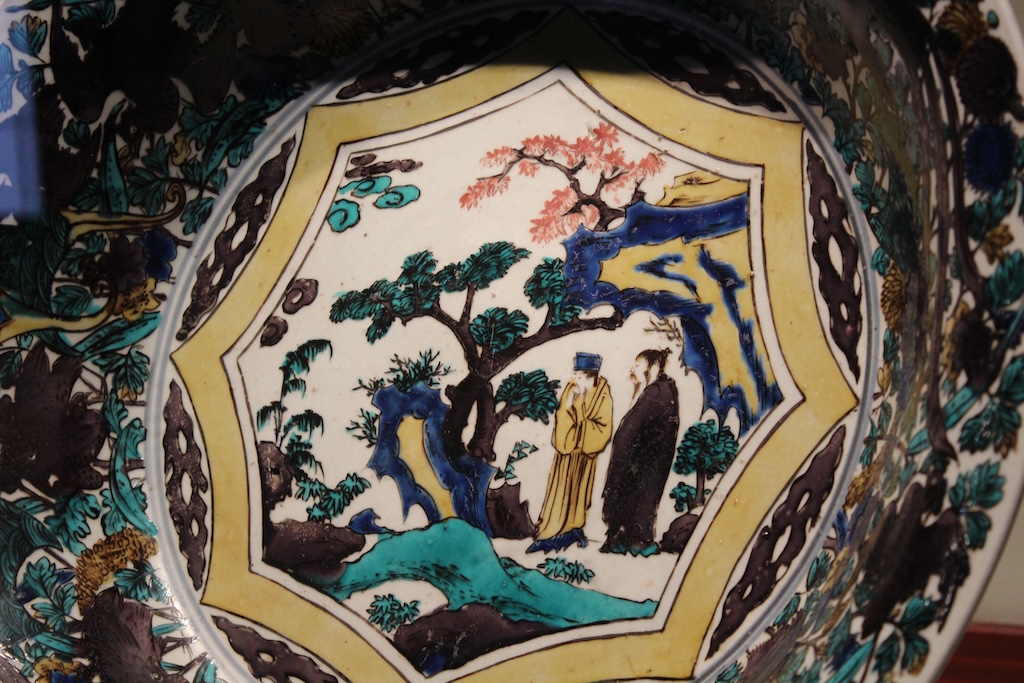 "Large Flatbowl with Chinese Figures (唐人物図大平鉢)", Ko-Kutani, on display at KAM, Kaga