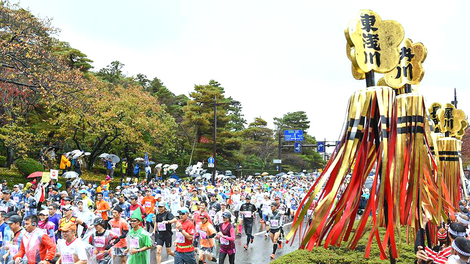 Traditional tassles cheer on runners at the Kanazawa Marathon as taiko drums beat (image courtesy the City of Kanazawa)