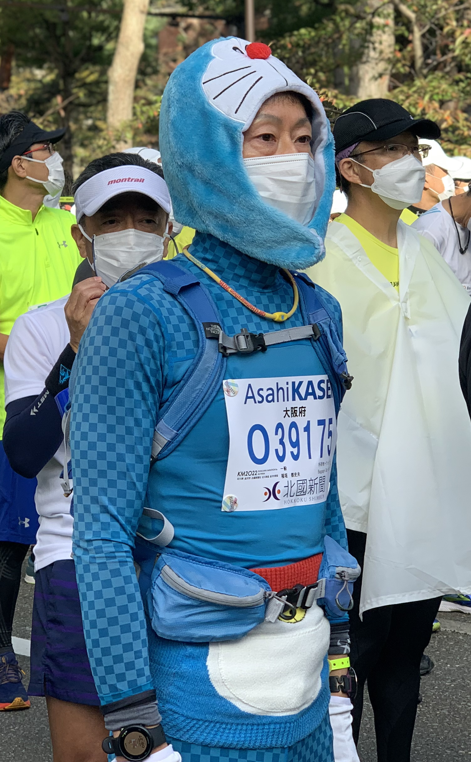 Kanazawa marathon runner as the character, Doraemon, waiting for the race to start