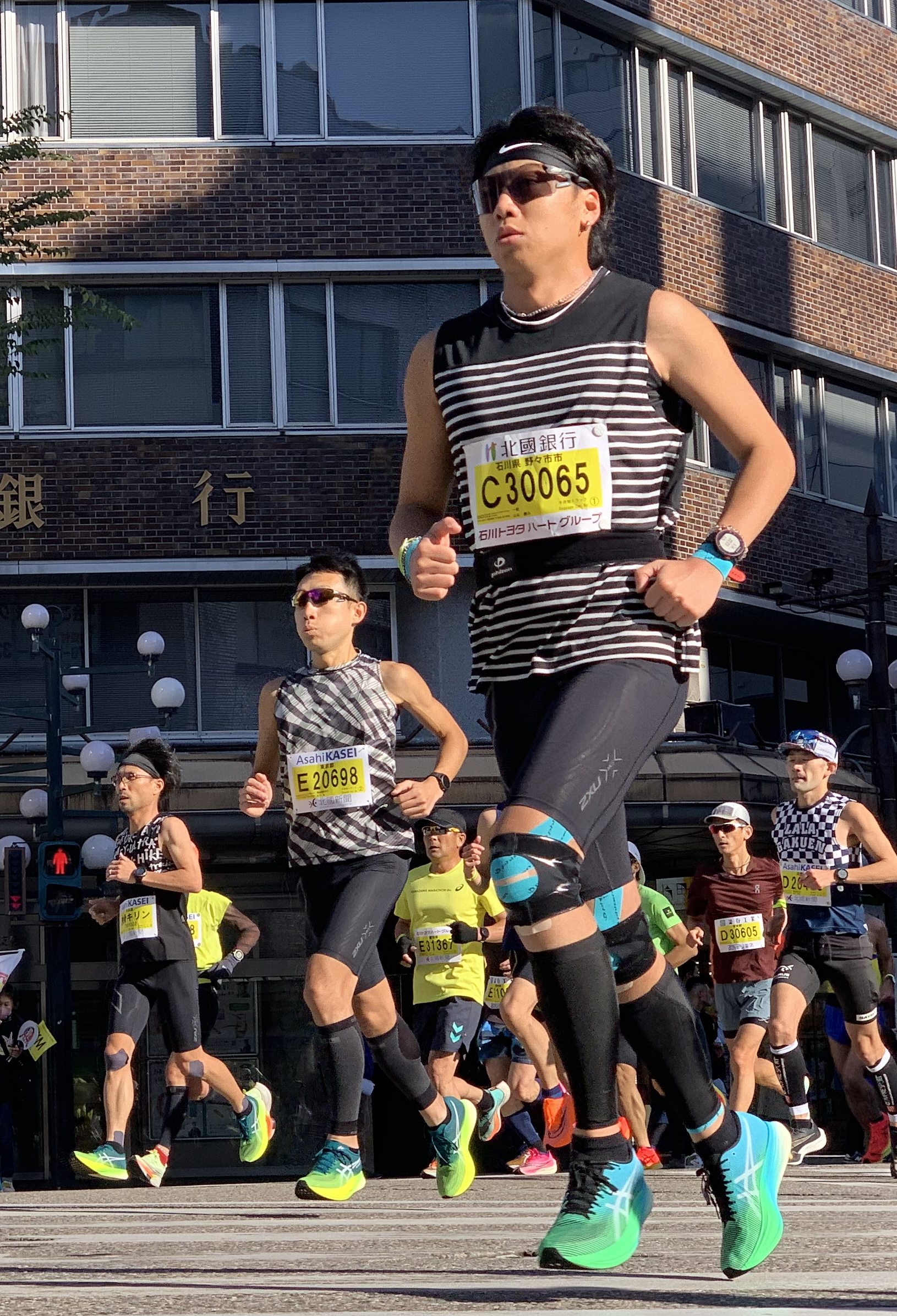 The early leads of the Kanazawa Marathon pass through the downtown Katamachi district.